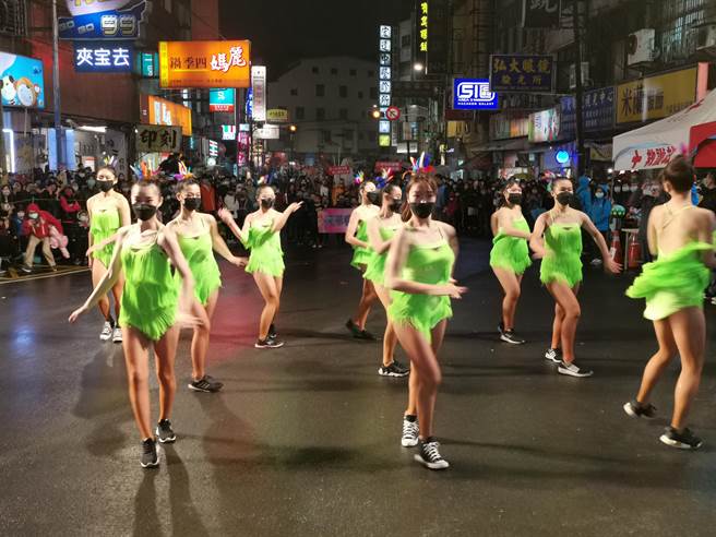 展梦圆艺术舞蹈团的拉丁狂想曲。（谢明俊摄）