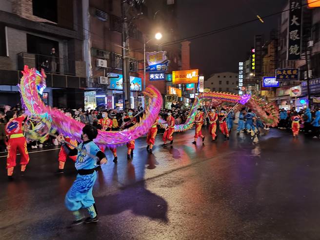 国立体大的LED龙。（谢明俊摄）