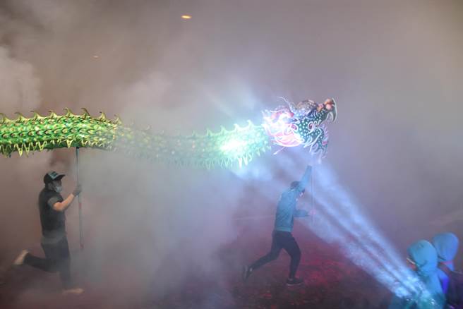 踩街活动终点苗栗火车站演出（火旁）龙。（谢明俊摄）