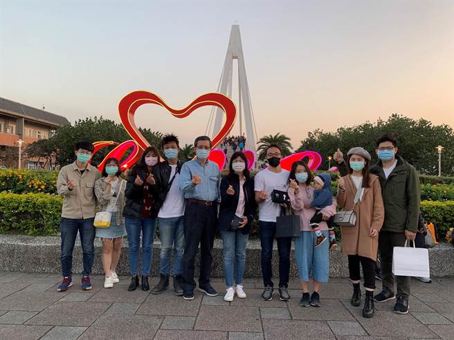 西洋情人节将至，新北市农业局将于2月13日下午4时到晚上6时，于淡水渔人码头情人桥前LOVE广场举办「2022淡水甜蜜蜜，情人桥跨进你的心」活动。（示意图，农业局提供）