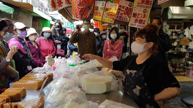 嘉义市文化局举办母语日活动，带民眾走读东市场。（嘉义市文化局提供）