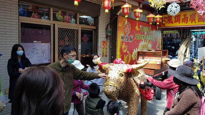 嘉义市文化局举办母语日活动，带民眾走读嘉义城隍庙。（嘉义市文化局提供）