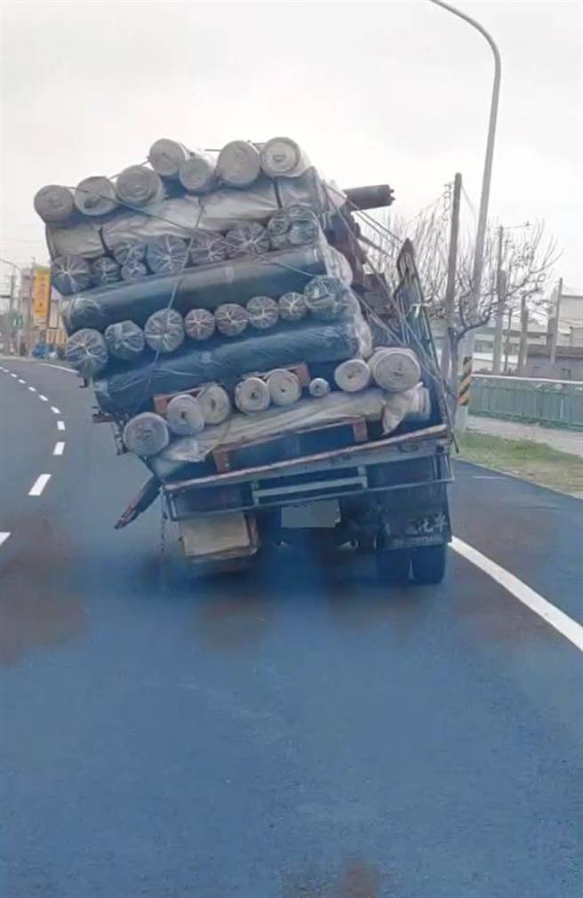 藍色小貨車行駛在彰化伸港鄉美港路上，搖搖晃晃，感覺滿載的布匹隨時會翻車，令後方駕駛人膽戰心驚。（摘自「彰化踢爆網」／謝瓊雲彰化傳真）