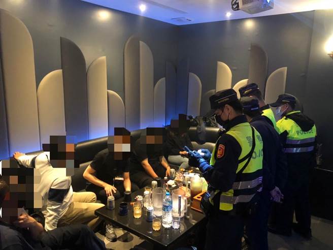 新北市林口警分局11日晚間9時起，規劃區域性擴大臨檢及路檢維安勤務。★中時新聞網關心您：喝酒過量，有礙健康！★中時新聞網提醒您：酒後不開車，安全有保障（林口警分局提供）