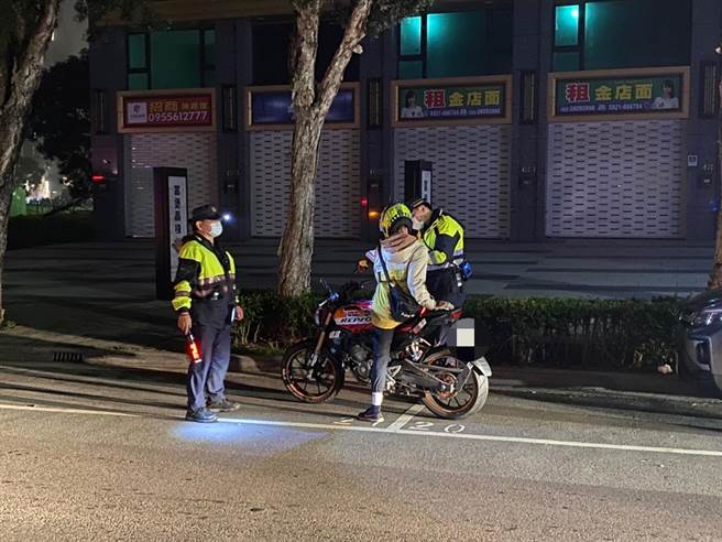 新北市林口警分局11日晚間9時起，規劃區域性擴大臨檢及路檢維安勤務。（林口警分局提供）