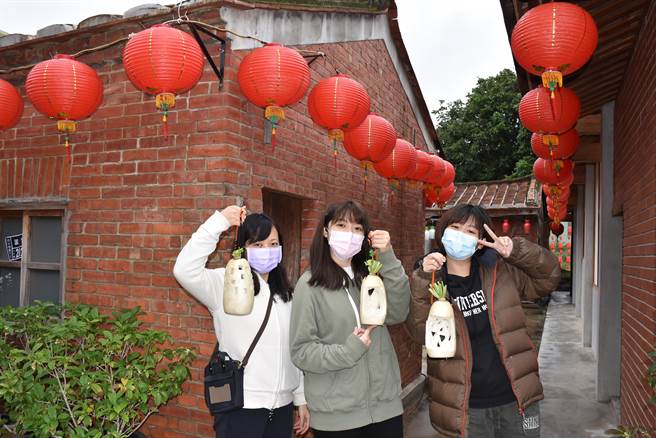 头份市芦竹湳好菜头艺术祭12日晚间登场，最受欢迎的自制菜头灯。（谢明俊摄）
