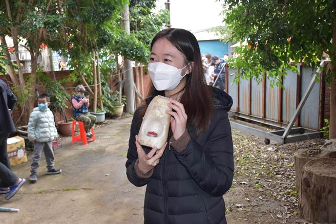 头份市芦竹湳好菜头艺术祭12日登场，外籍学生高兴地展示着自制的菜头灯。（谢明俊摄）