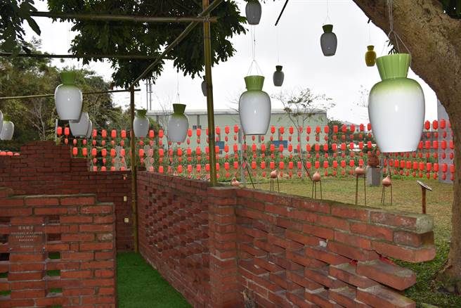 头份市芦竹湳好菜头艺术祭12日登场，林家古厝已布置许多瓷菜头灯。（谢明俊摄）