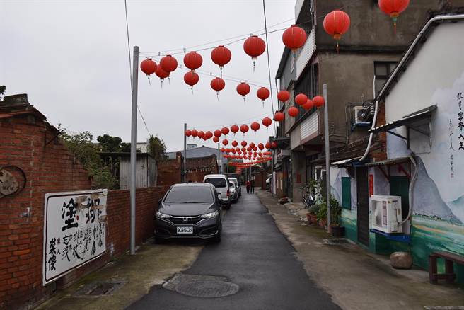 头份市芦竹湳好菜头艺术祭12日登场，老厝四处悬挂喜气的红灯笼。（谢明俊摄）