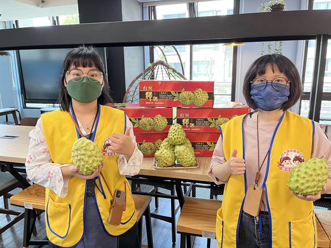 劳动部云嘉南分署以实际行动支持小农，採购凤梨释迦，分享给来求职的民眾。〈云嘉南分署提供／曹婷婷台南传真〉