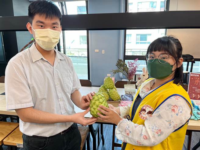 劳动部云嘉南分署以实际行动支持小农，採购凤梨释迦，分享给来求职的民眾。〈云嘉南分署提供／曹婷婷台南传真〉