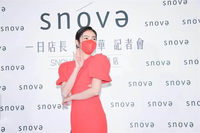 杨谨华今天一身喜气造型出席活动。（罗永铭摄）