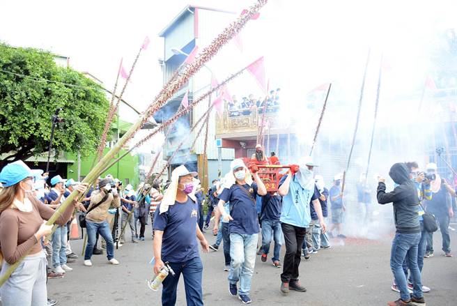 屏东市林仔内三山国王庙竹竿炮选在元宵节前夕开炸，虽规模缩小，仍吸引不少信徒参与。（林和生摄）