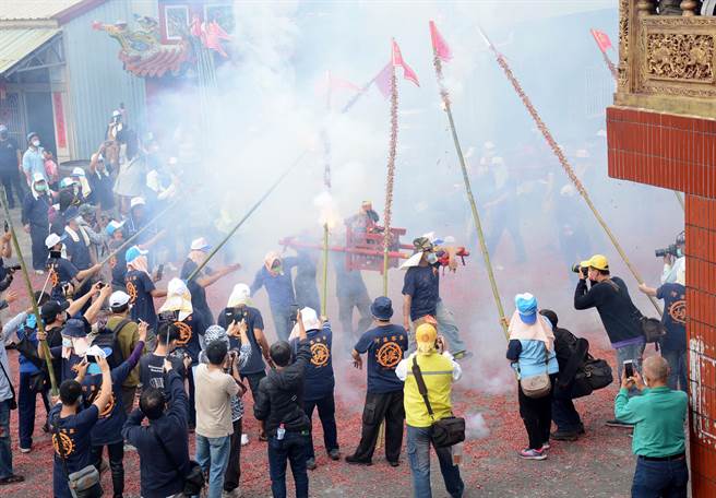 屏东市林仔内三山国王庙竹竿炮不畏疫情，选在元宵节前夕如期开炸。（林和生摄）