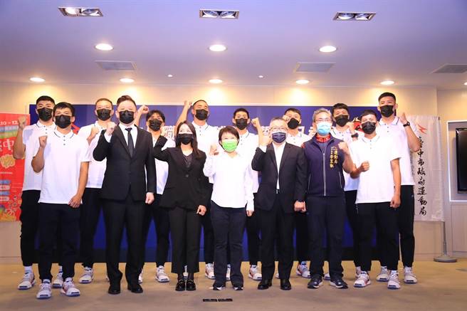 台中葳格太陽去年成軍，台中市長盧秀燕振臂為球隊加油。（台中市府提供／盧金足台中傳真）