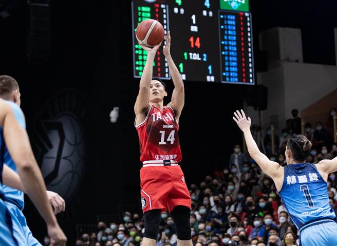 梦想家后卫吴永盛(中)急停跳投。(梦想家提供)