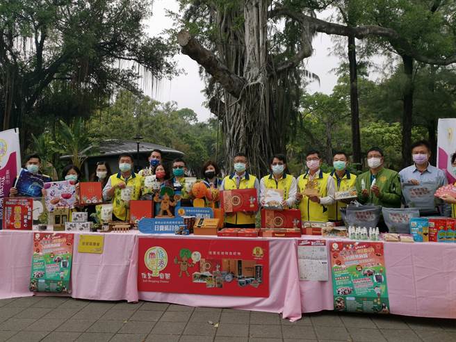 台南市佳里商圈13日将于佳里公园举办「振兴来佳里 商圈无极线」庆元宵活动，邀请30多家店家展售特色商品。（刘秀芬摄）