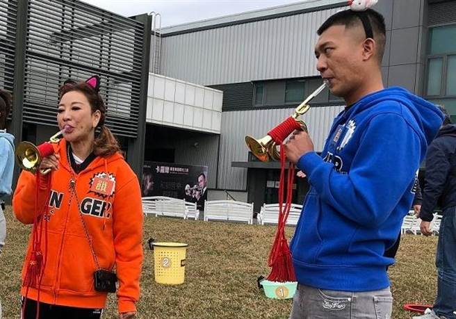 鳳梨（右）同台楊繡惠比拚「吹喇叭」。（中視提供）