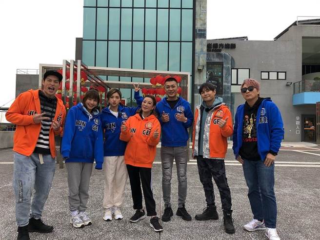 許孟哲（左起）、峮峮、「豆花妹」蔡黃汝、楊繡惠、鳳梨、孫協志、王仁甫一起在《飢餓遊戲》中闖關玩遊戲。（中視提供)