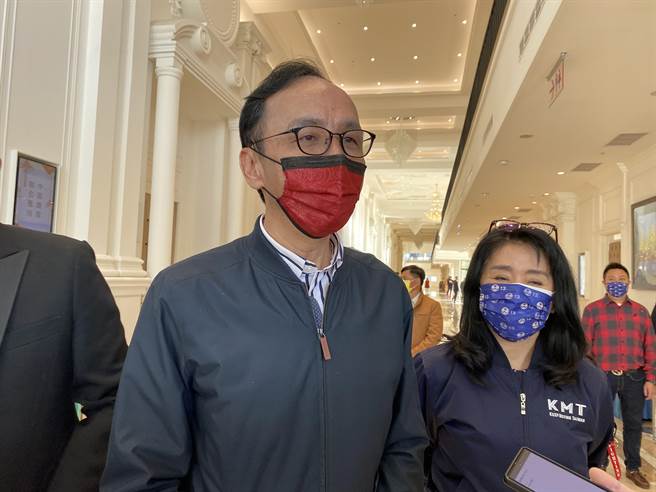 国民党主席朱立伦12日南下台中出席「全国青工总会长交接典礼」争取更多年轻朋友认同。（张妍溱摄）