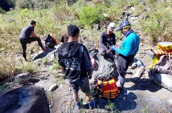 国军会同警方，前往辘辘温泉探勘打捞2遗体的可行性。（搜救人员提供／庄哲权台东传真）
