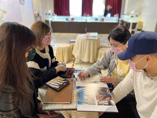 新北愛幸福市集自2月11至15日連續5天在新莊宏匯廣場11樓浪漫登場。（經發局提供）