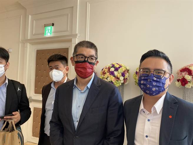 國民黨副主席連勝文（前左）12日南下台中出席「全國青工總會長交接典禮」表示，政治講究實力，大家合作意願自然會得大一點。（張妍溱攝）