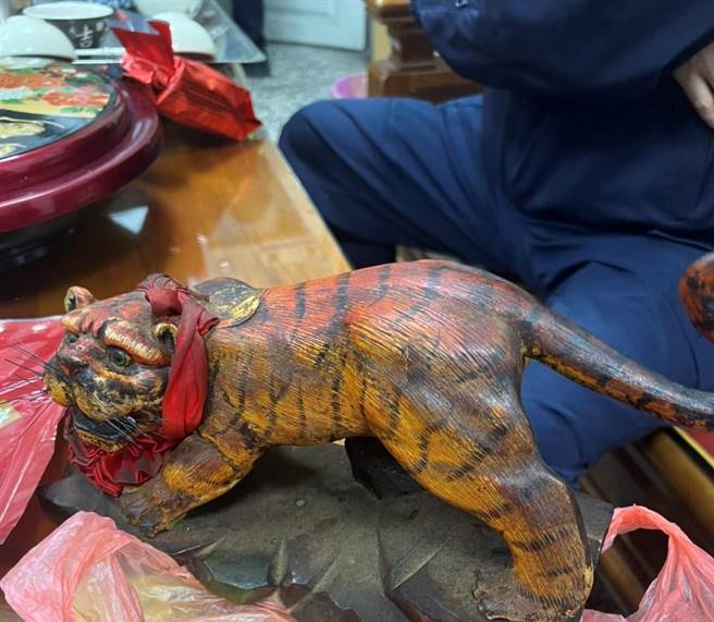 陈姓男子疑因缺钱想「改运」，11日到梧栖草湳里达天宫涉嫌偷走土地公座骑虎爷。（达天宫提供）