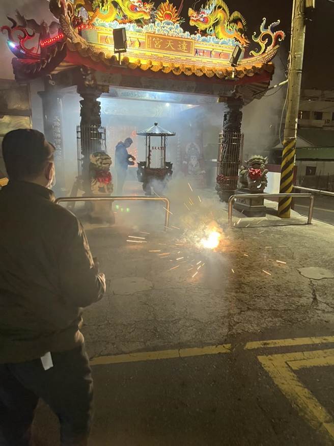 达天宫虎爷已安然请回上香安座，并放鞭炮庆祝。（达天宫提供）
