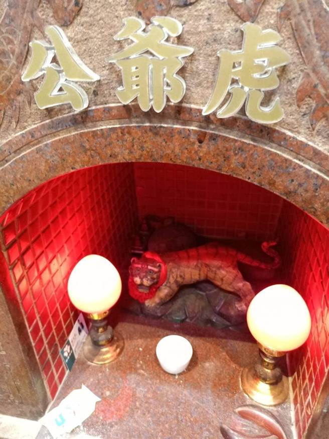 达天宫虎爷已安然请回上香安座，并放鞭炮庆祝。（民眾提供）