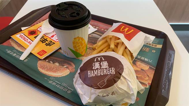 一名女网友分享，她到麦当劳买「汉堡」，但店员都不知道她要点的到底是什么，让她相当委屈。（图／翻摄自脸书社团爆怨公社）