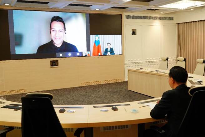 外交部长吴钊燮接受印度CNN新闻主播Anand Narasimhan视讯专访。（外交部提供）