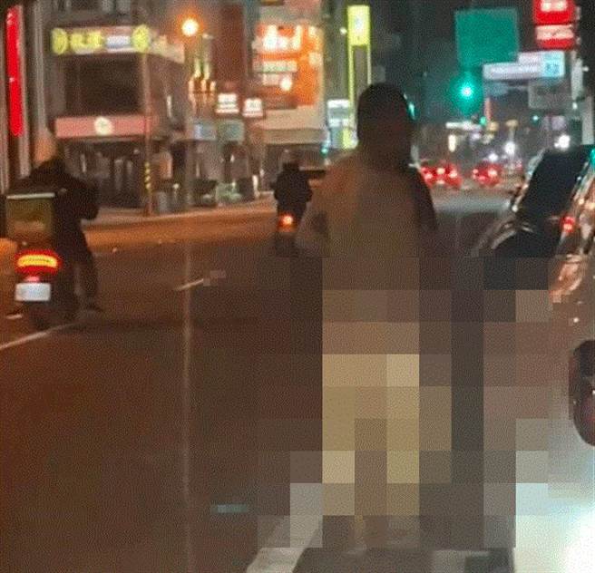 台南市街头出现遛鸟民眾，被网友拍下PO上网路，提醒民眾小心。（读者提供／程炳璋台南传真）