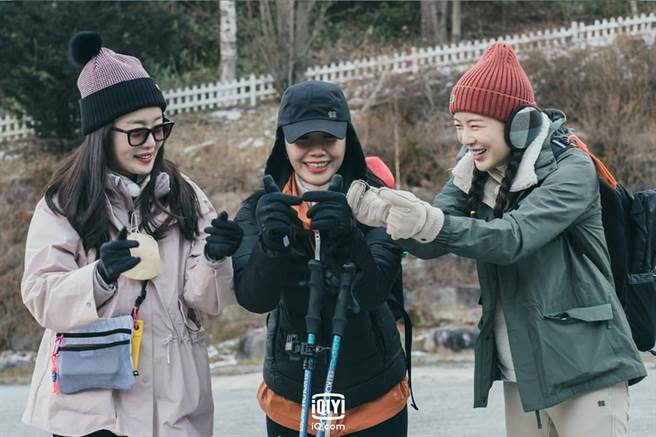 韩善伙（左起）、郑恩地、李善彬在《山友都市女人们》挑战登山。（爱奇艺国际站提供）