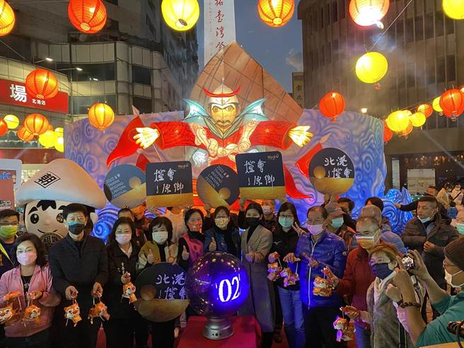 2022灯会北港灯会6大光环境12日在北港顏思齐圆环举行启灯仪式，以「开台400年大航海时代顏思齐」浮雕漫画展现360度的光影特色。（周丽兰摄）