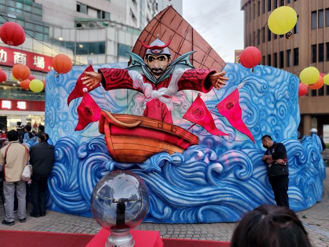 北港顏思齐圆环的「开台400年大航海时代顏思齐」浮雕漫画。（周丽兰摄）