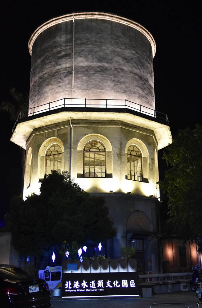 前身是自来水厂的「水道头文化园区」，花灯主题为「孕育」、「希望」、「生机」。（周丽兰摄）