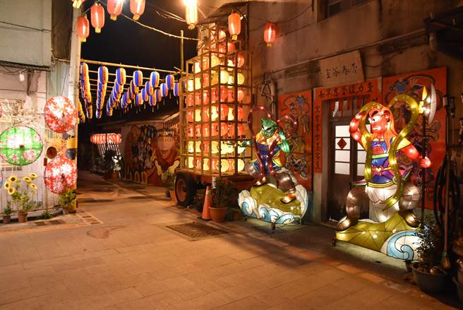 「巷弄灯区」留有怀旧古早味的电动花灯、鼓仔灯。（周丽兰摄）