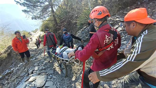 李姓男子騎機車墜落丹大林道，消防人員發動救援。（南投縣消防局提供／廖志晃南投傳真）