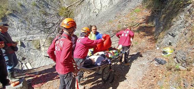 李姓男子騎機車墜落丹大林道，消防人員發動救援。（南投縣消防局提供／廖志晃南投傳真）