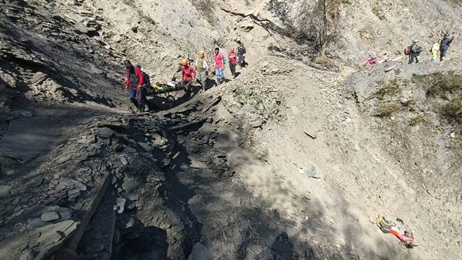 李姓男子騎機車墜落丹大林道，消防人員發動救援。（南投縣消防局提供／廖志晃南投傳真）
