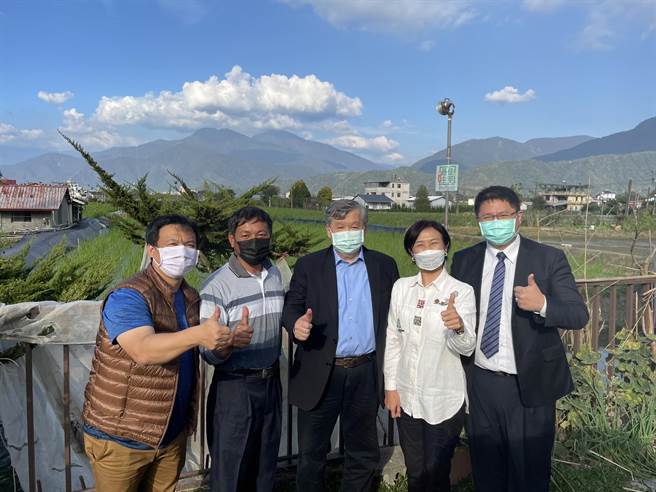 环境工程专家，实地参访埔里茭白笋田。（陈宜君议员提供／廖志晃南投传真）