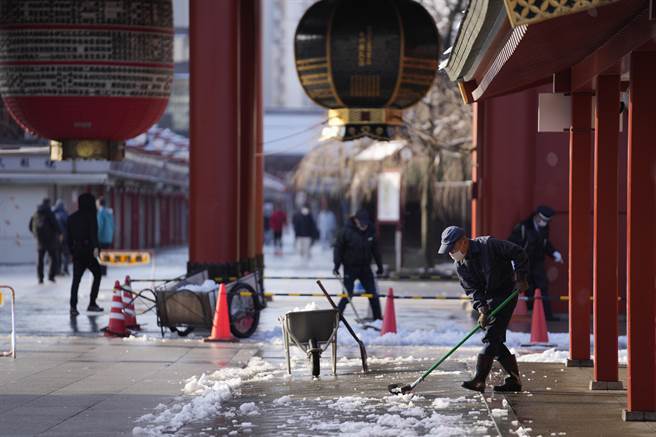 日本境內COVID-19疫情尚未趨緩。圖為東京街頭。（圖／美聯社）