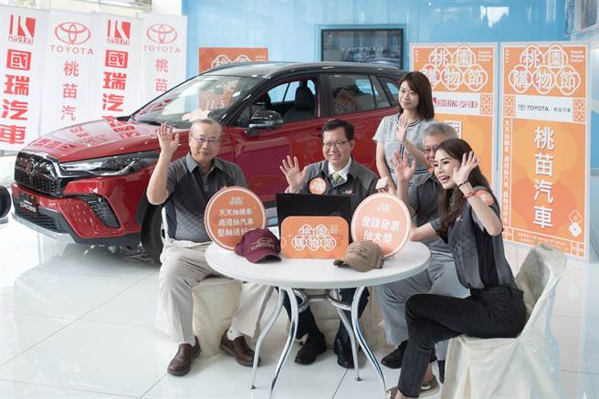 桃园购物节自去年11月开打后，主打天天抽电动机车、周周抽汽车、压轴抽千万好宅，虽然碰到疫情搅局，抽奖暂停，登录数一度趋缓，但消费总额累计已在8日突破100亿元，经发局有意将原订15日截止的登录期限延长至4月。（蔡依珍摄）