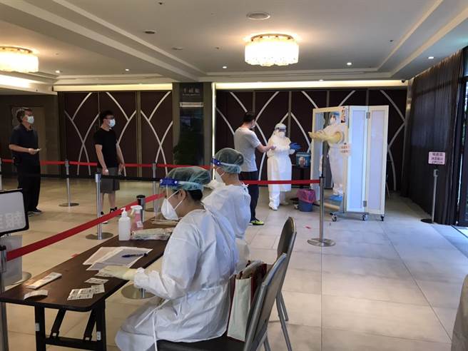 桃园为减少入境隔离期满民眾到医院採检的移动风险，由医护进驻到防疫旅馆设置採检站，移工专案也将比照办理。（蔡依珍摄）