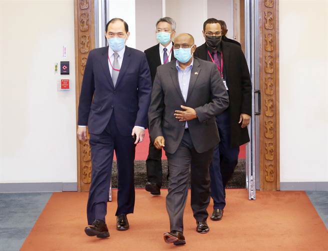 索马利兰外长瑞格萨（前右）一行晚间搭机离台，外交部亚非司长杨心怡（前左）专程前来送机。（范扬光摄）