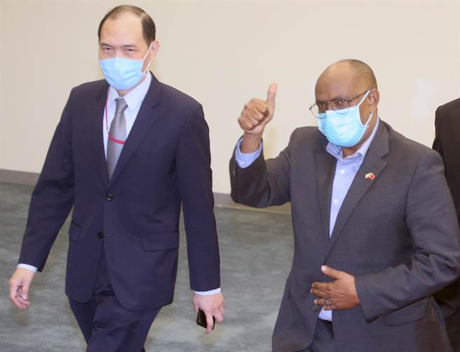 瑞格萨（右）登机前向媒体比讚致意。（范扬光摄）