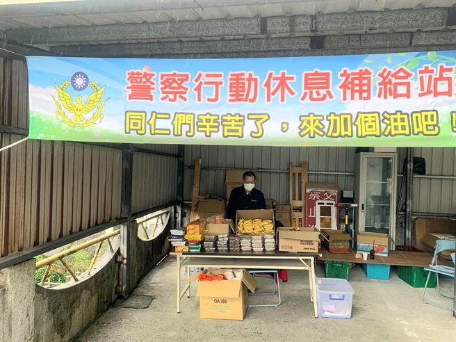 新北市瑞芳警分局设置「警察行动休息补给站」让员警与协勤民力，能够调节体力。（瑞芳警分局提供）
