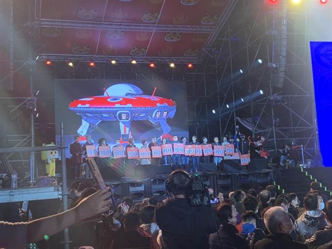 过去因热气球嘉年华多次合体的台北市长柯文哲与屏东县长饶庆龄，今也合体与民眾倒数点亮主灯。（黄婉婷摄）