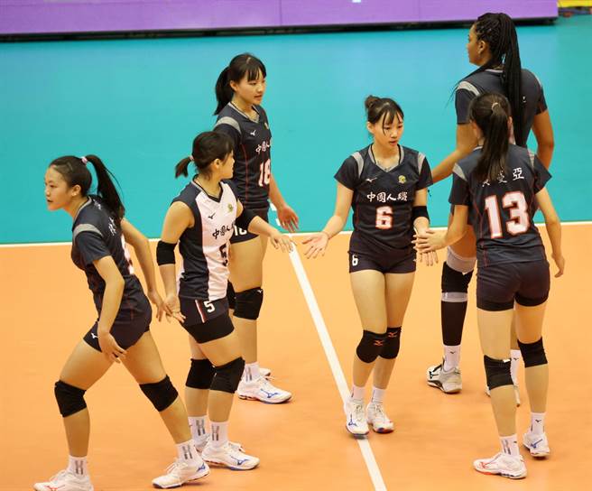 中国人纤球员在场上庆祝取分。(中华排协提供)